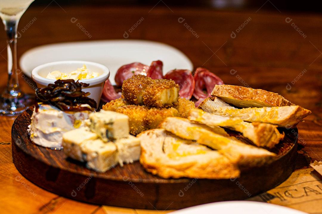 Tabua redonda com petiscos clássicos