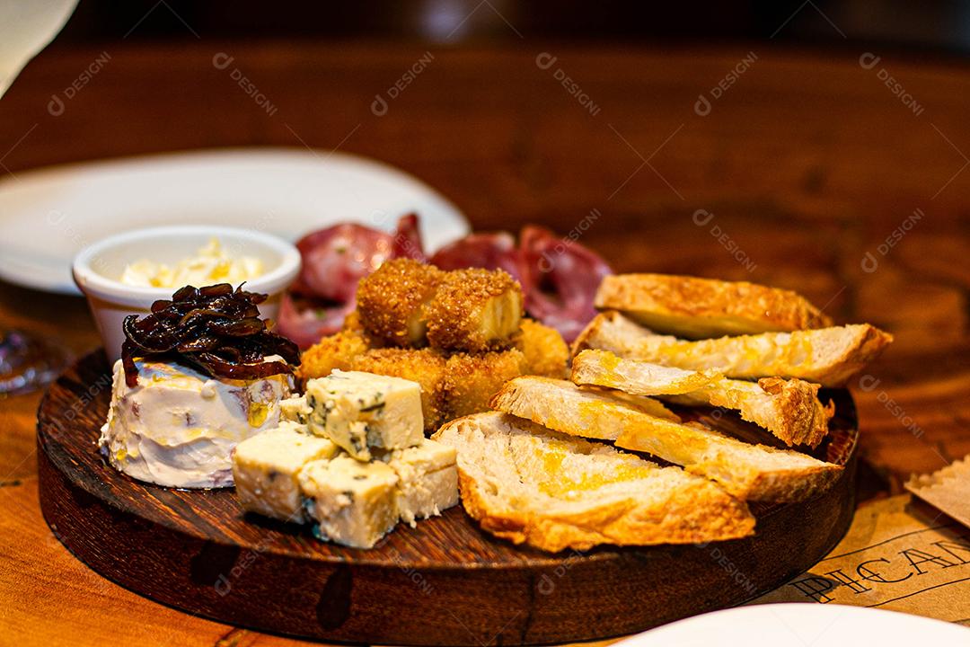 Tabua redonda com petiscos clássicos