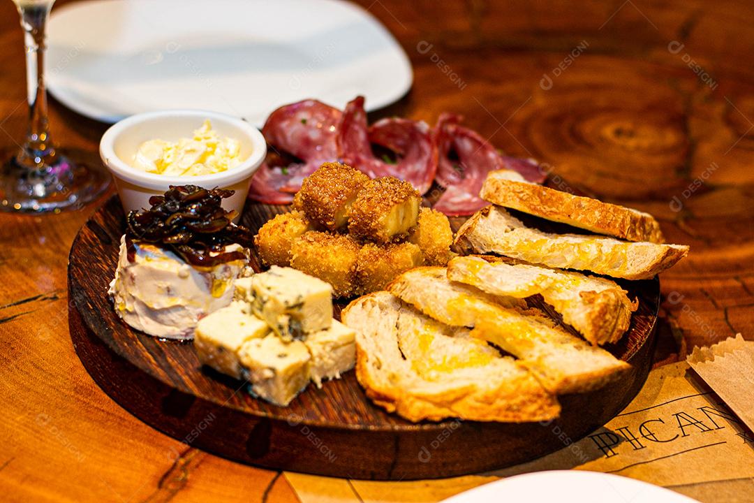 Tabua redonda com petiscos clássicos