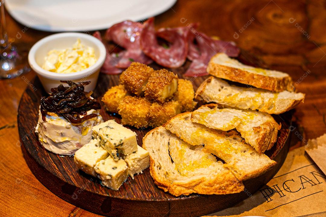 Tabua redonda com petiscos clássicos