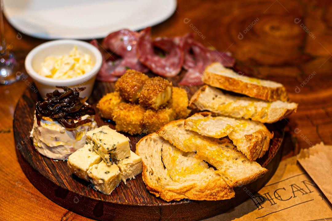 Tabua redonda com petiscos clássicos