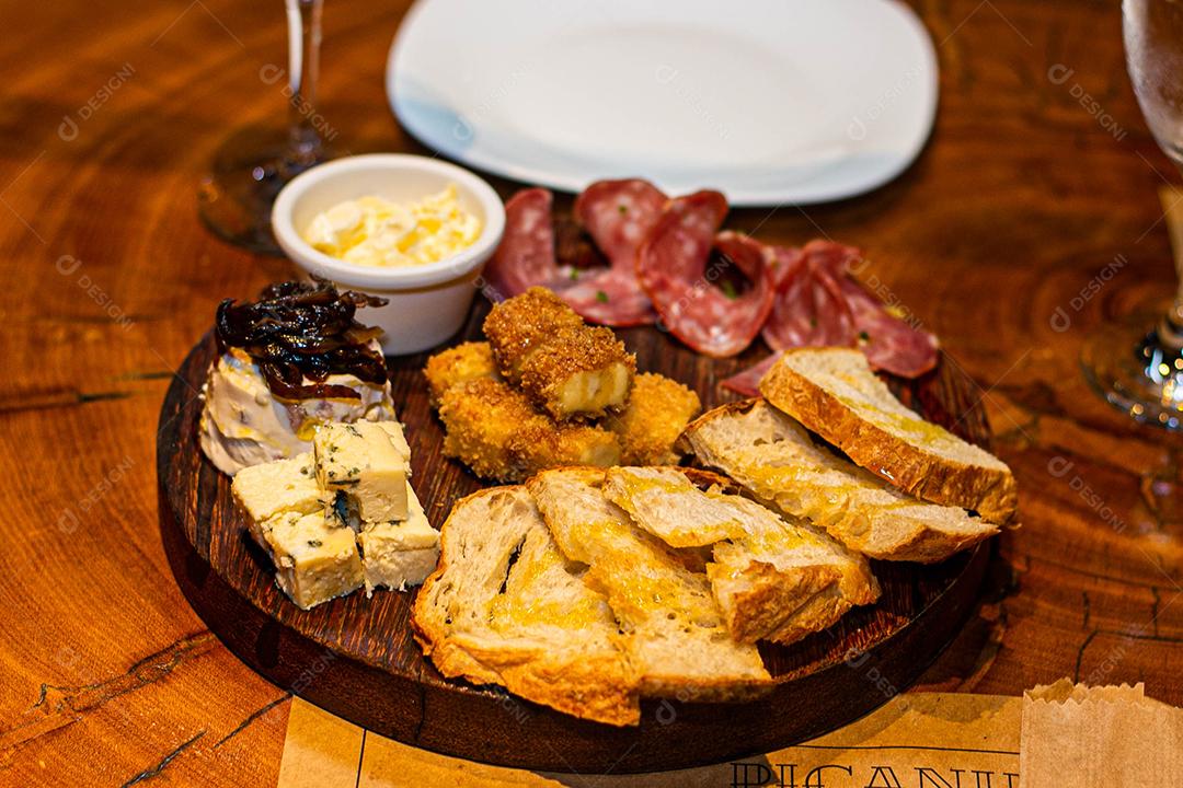 Tabua redonda com petiscos clássicos