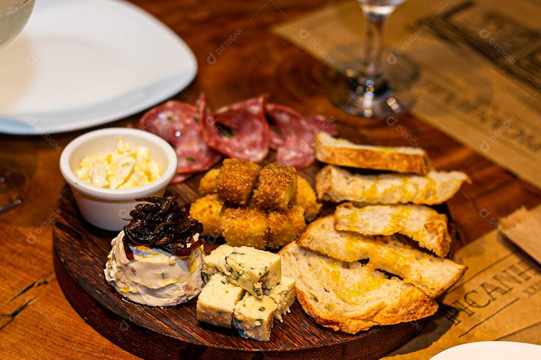 Tabua redonda com petiscos clássicos