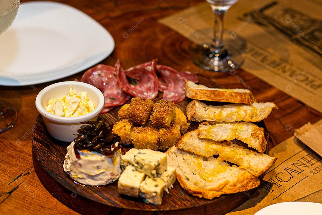 Tabua redonda com petiscos clássicos