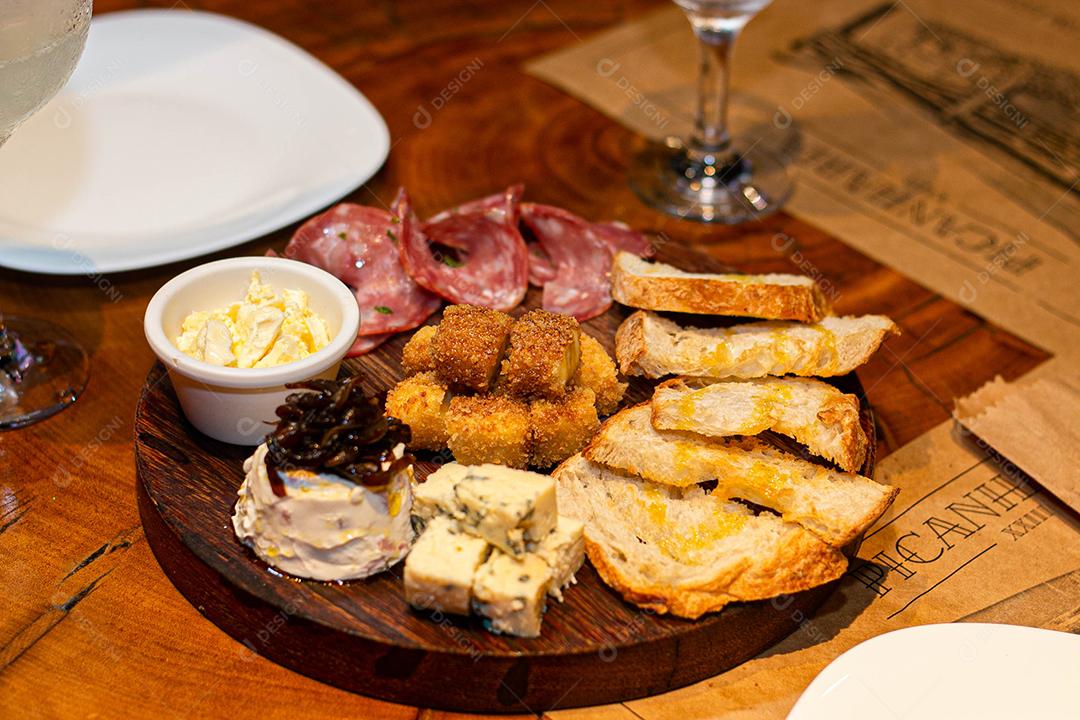 Tabua redonda com petiscos clássicos