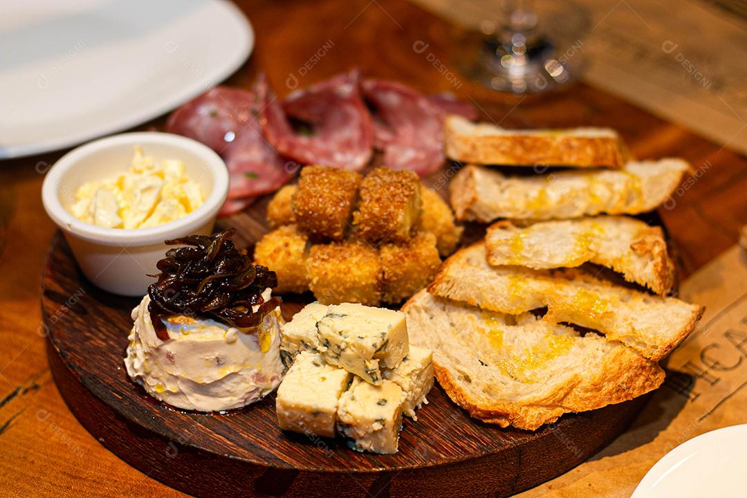 Tabua redonda com petiscos clássicos