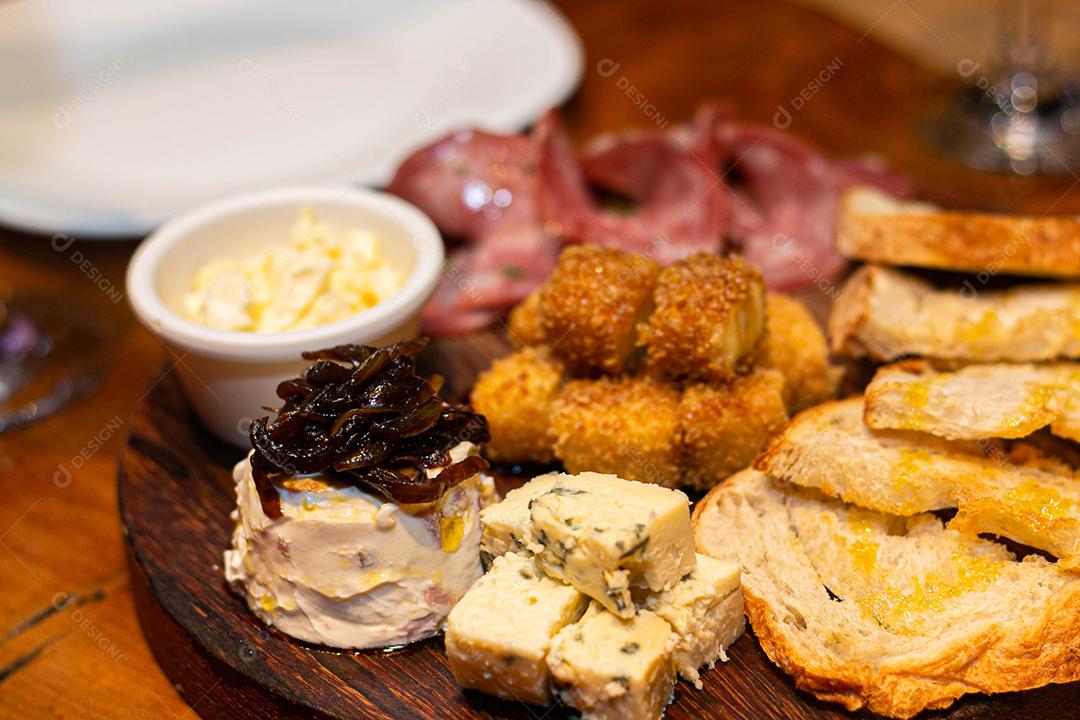 Tabua redonda com petiscos clássicos