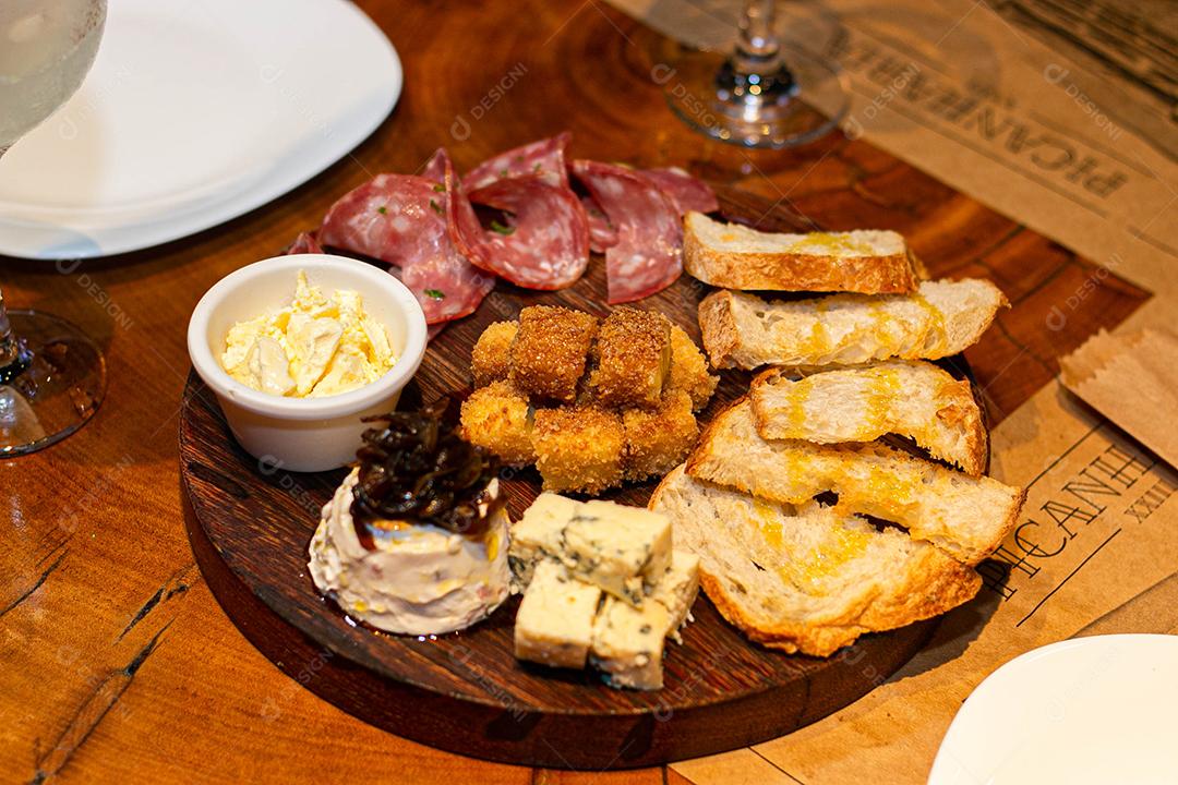 Tabua redonda com petiscos clássicos