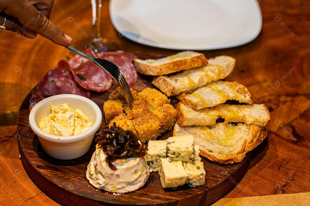 Tabua redonda com petiscos clássicos