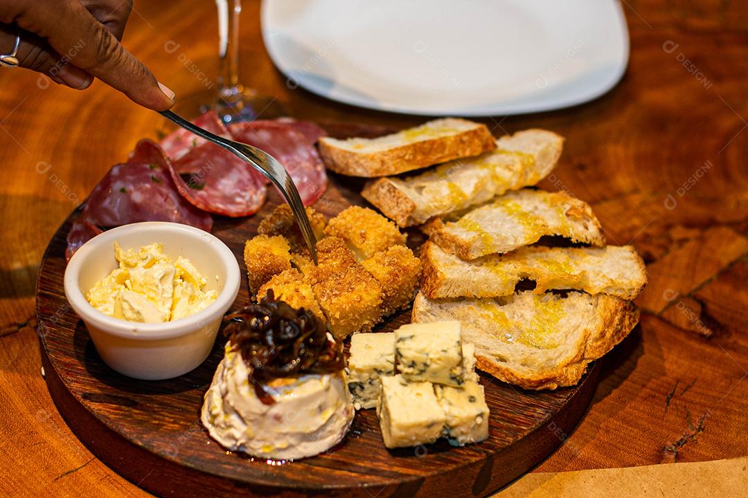 Tabua redonda com petiscos clássicos