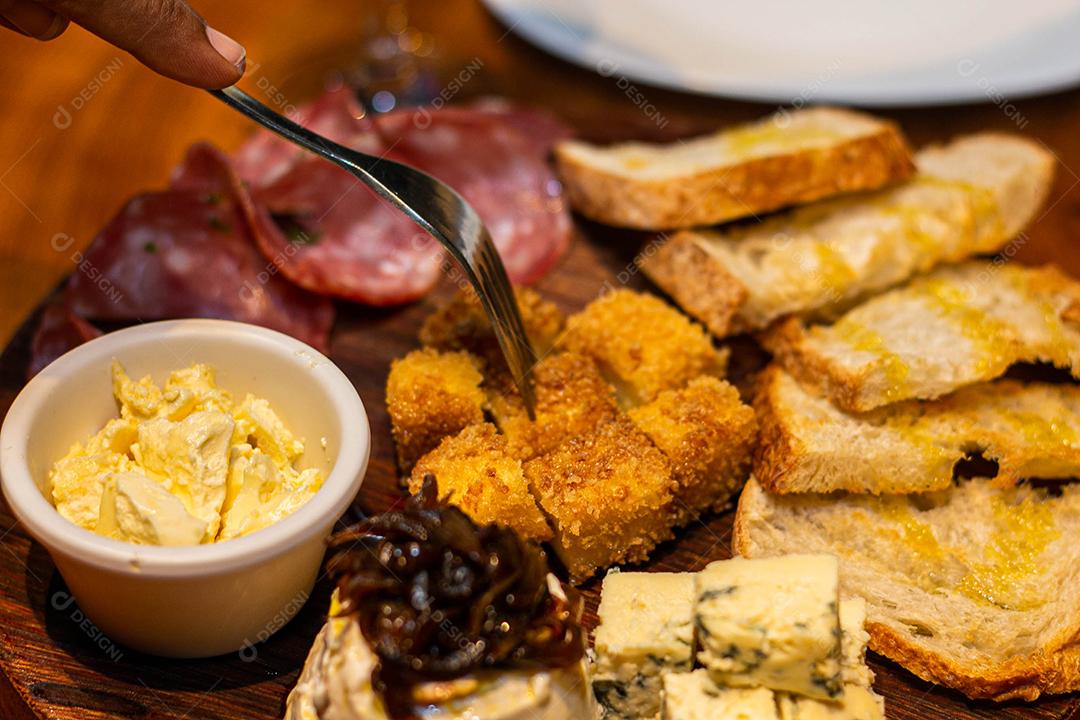 Tabua redonda com petiscos clássicos