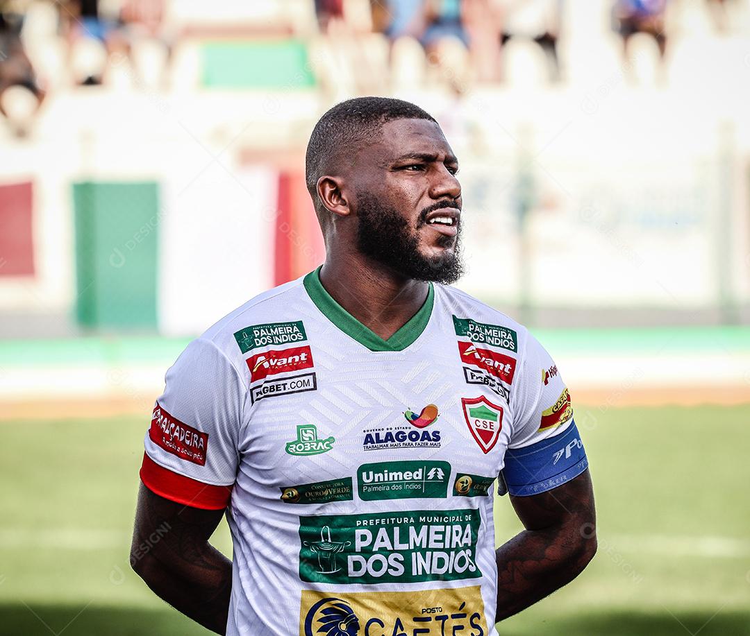 Homem jogador de futebol chutando bola