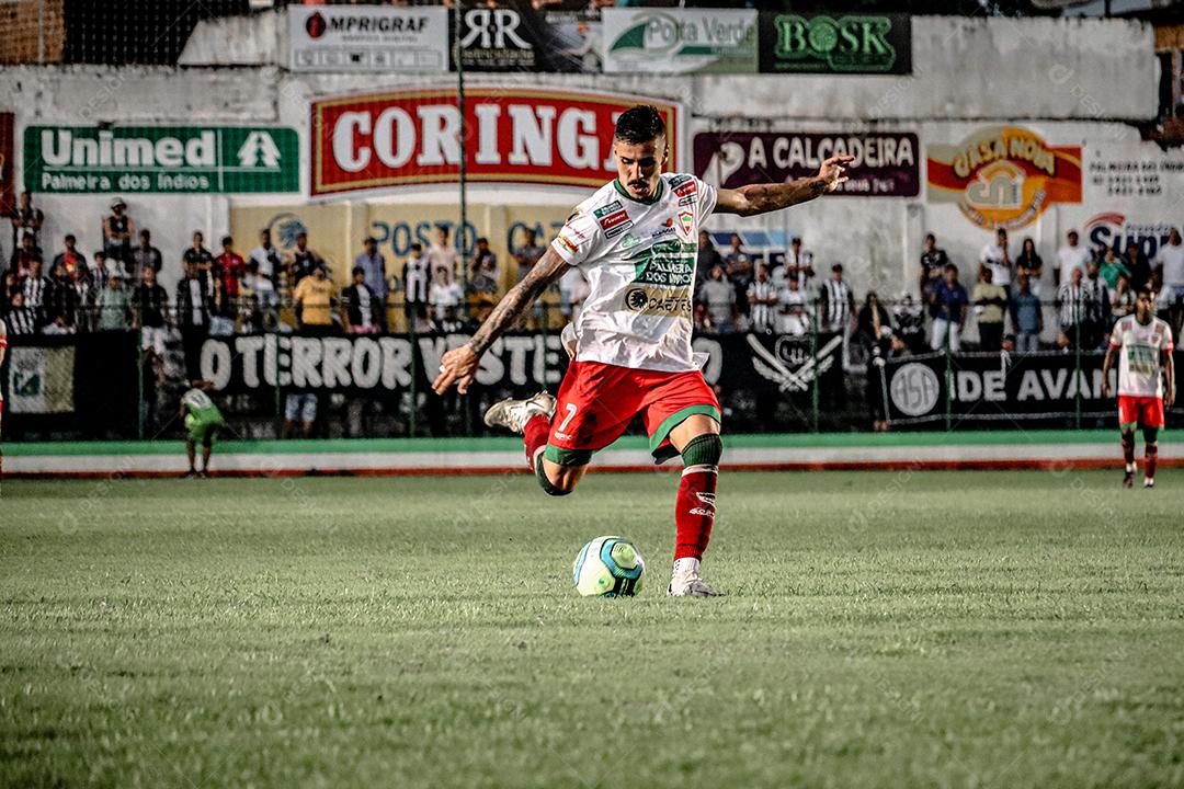 Homem jogador de futebol chutando bola