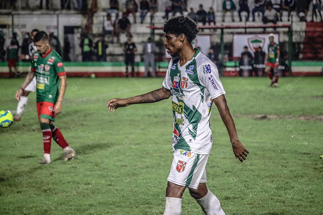 Homem jogador de futebol chutando bola