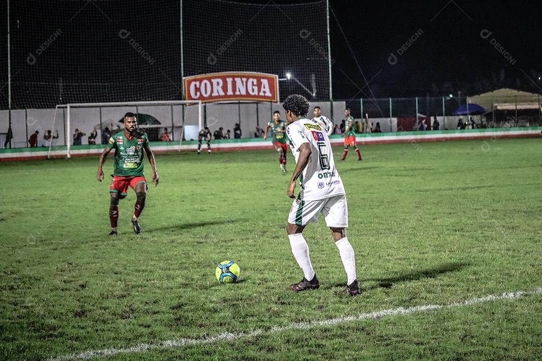Homem jogador de futebol chutando bola