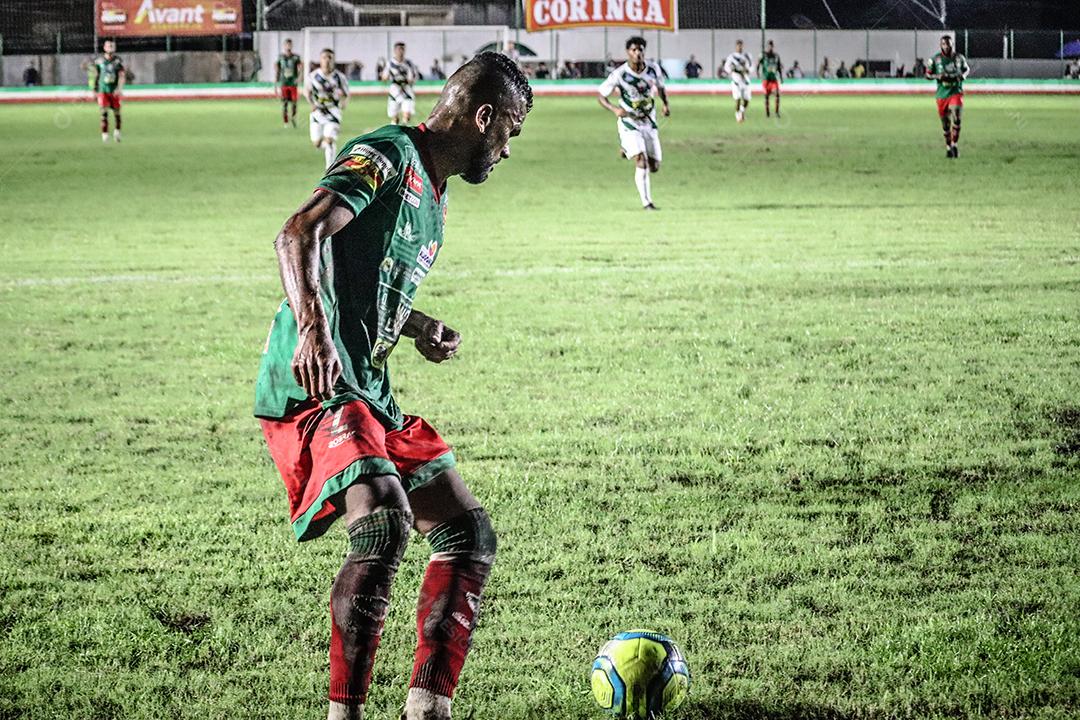 Homem jogador de futebol chutando bola