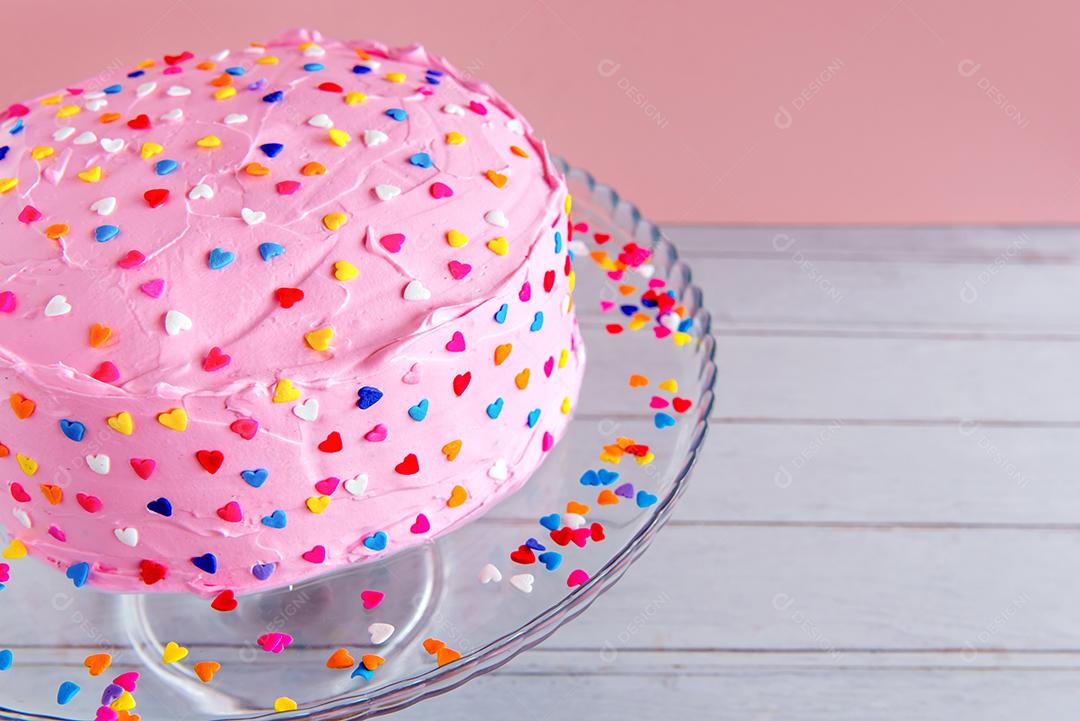 bolo com cobertura de chantilly rosa, bolo de aniversário.