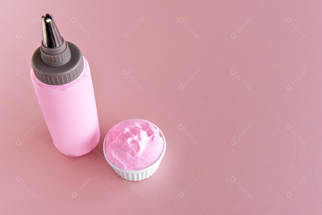 confeitaria, chantilly na vista superior de fundo rosa
