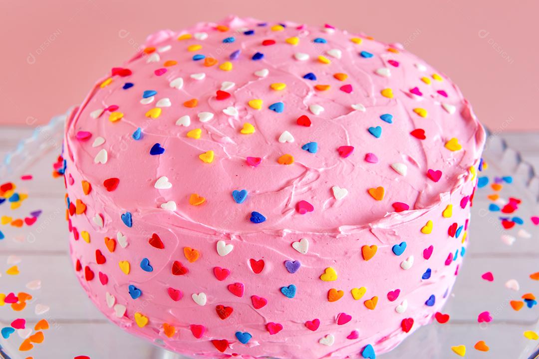 delicioso bolo rosa com cobertura de chantilly, dia dos namorados