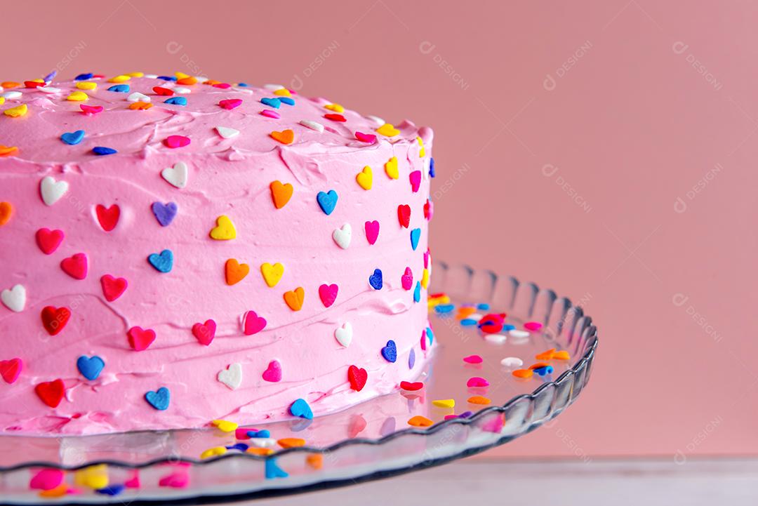 delicioso bolo rosa com cobertura de chantilly, dia dos namorados