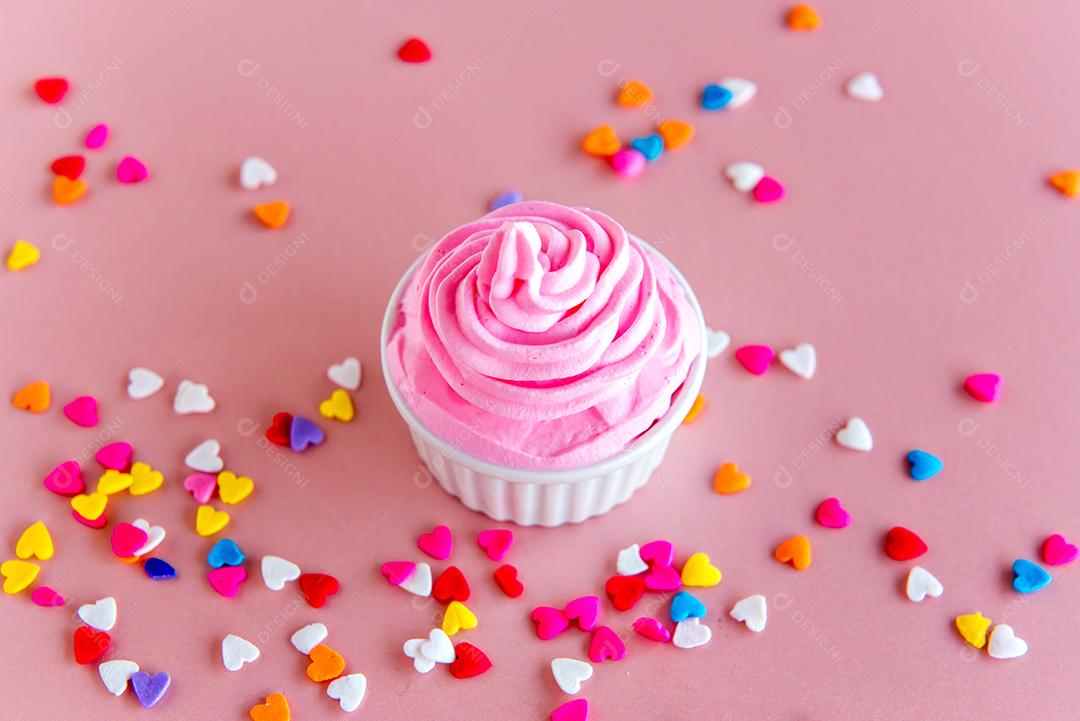 chantilly rosa em fundo rosa.