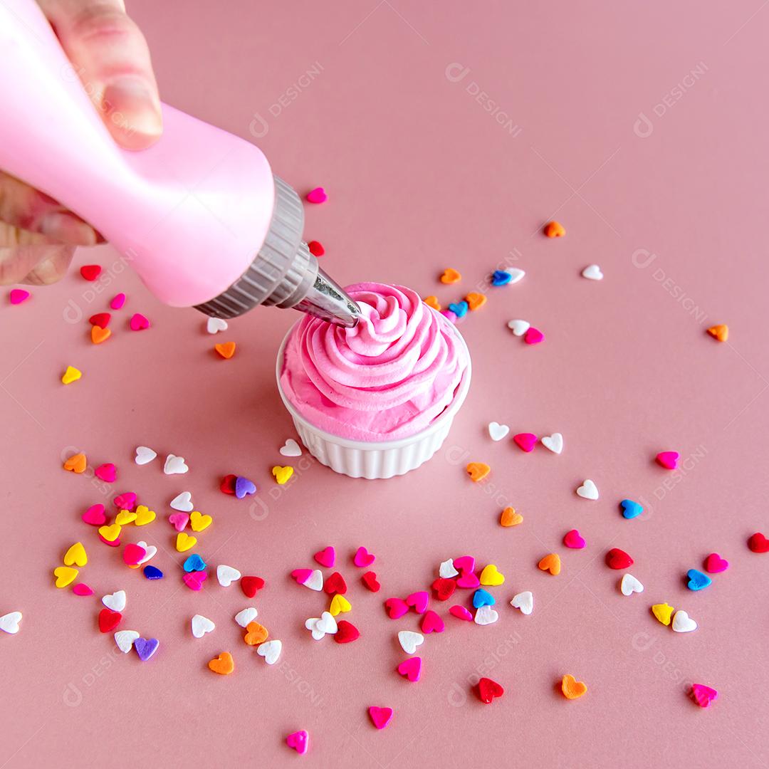 chantilly no fundo rosa.