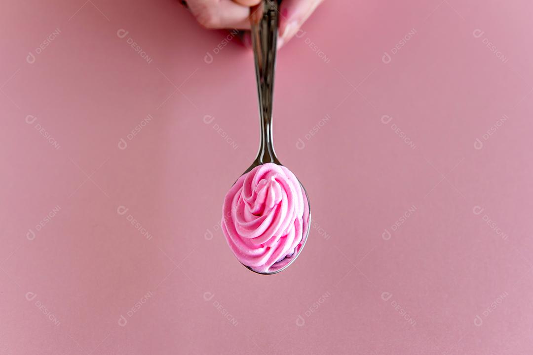 colher com chantilly rosa, chantilly rosa na colher.