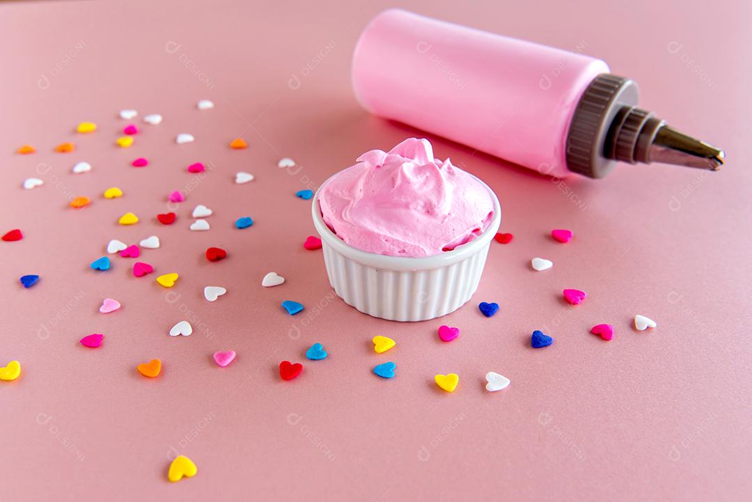 chantilly no fundo rosa.