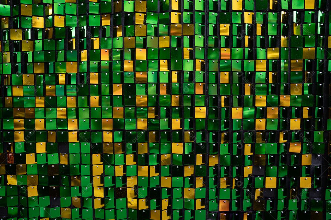 Painel com quadrados brilhantes nas cores amarelas e verdes