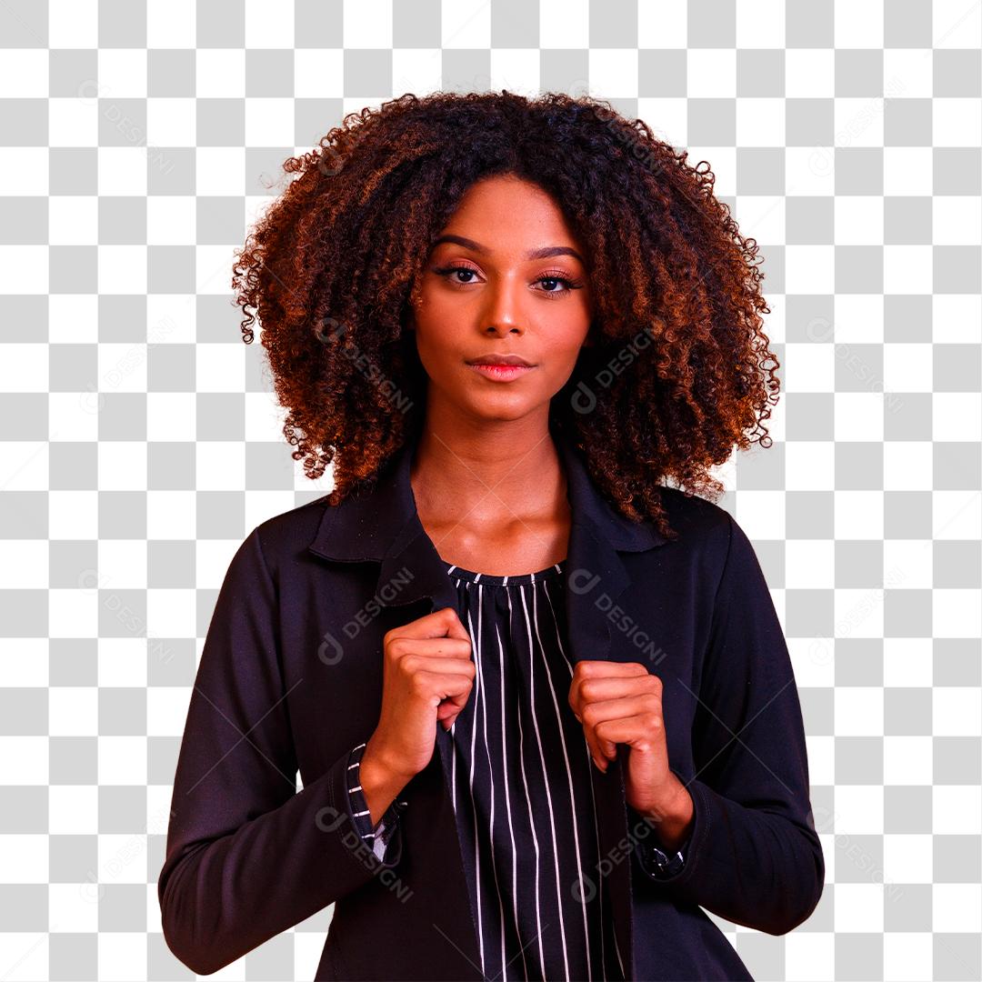 mulher afro com cabelos cacheados feliz e sorrindo