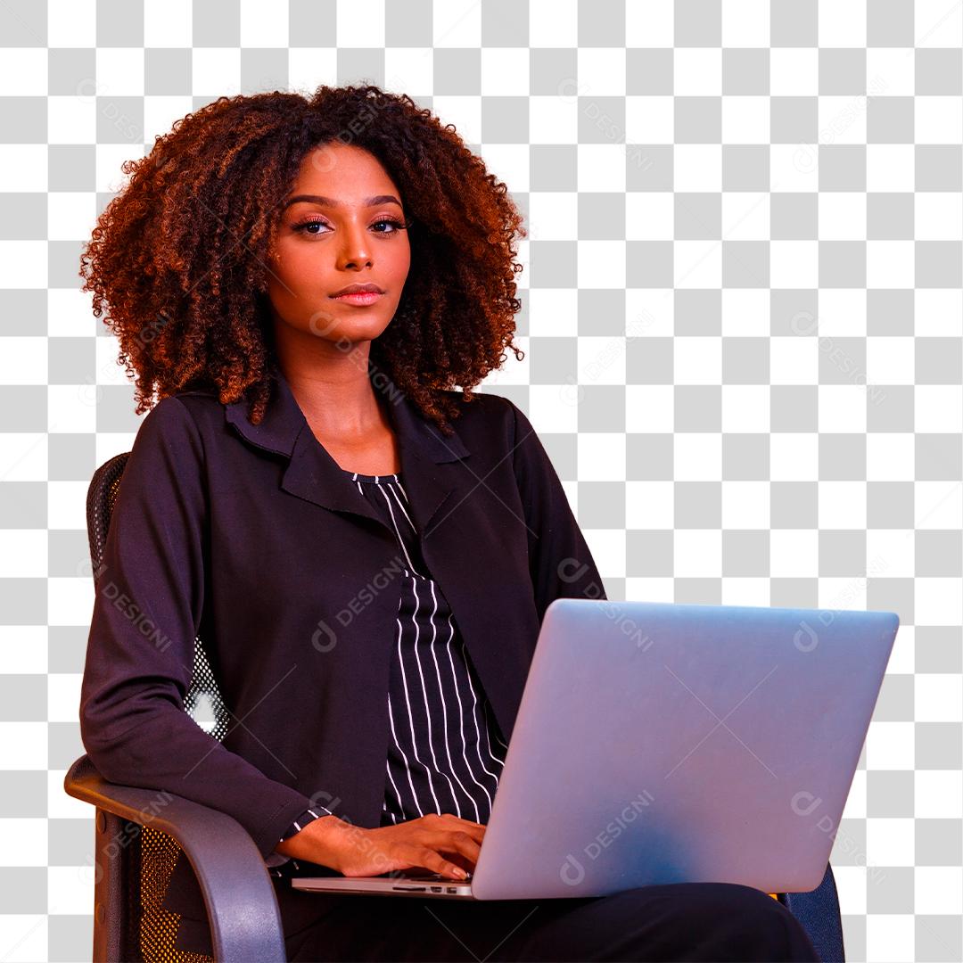 Mulher de negócios afro trabalhando online com computador portátil