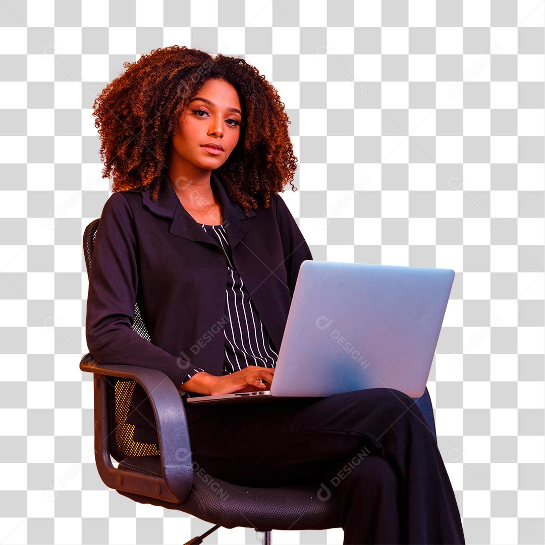 mulher de negócios afro trabalhando online com computador portátil