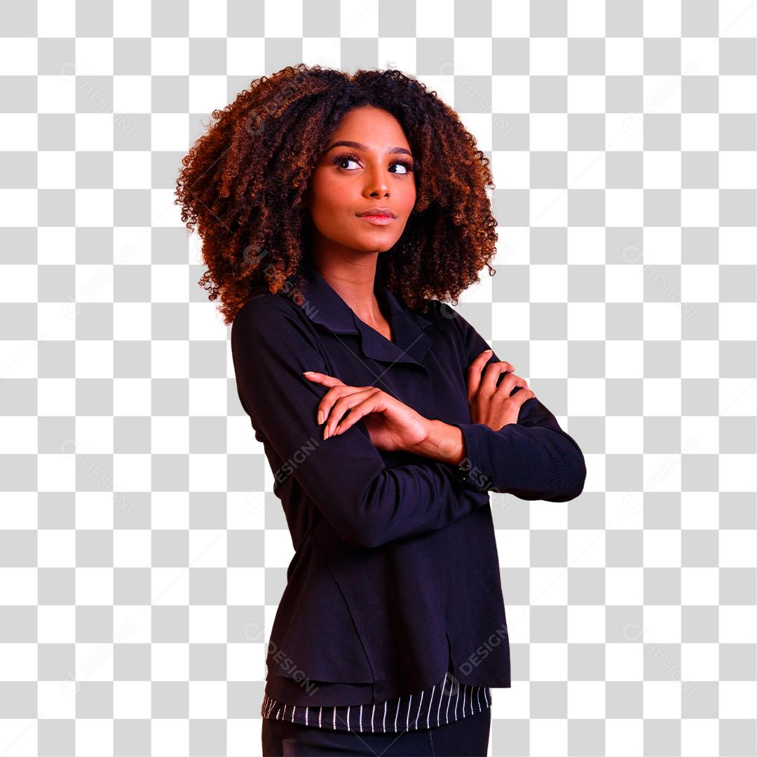 Mulher afro com braços os cruzados