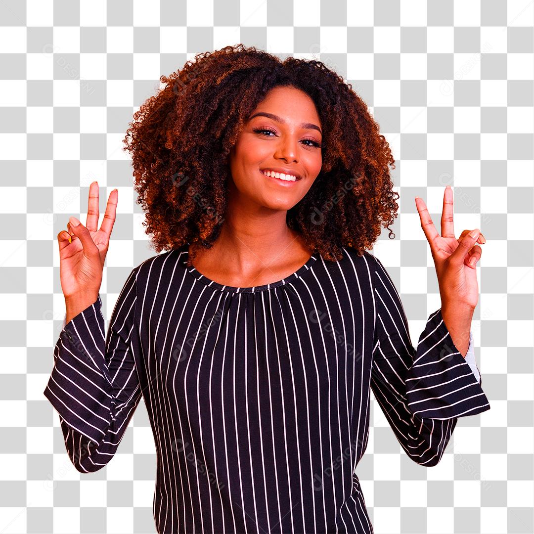 Mulher afro fazendo sinal de V com as mãos feliz e alegre