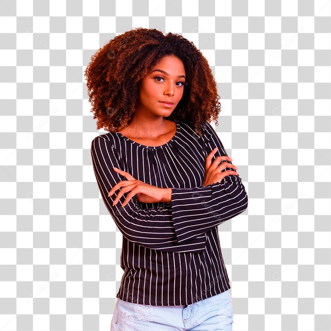 Mulher afro cruza os braços