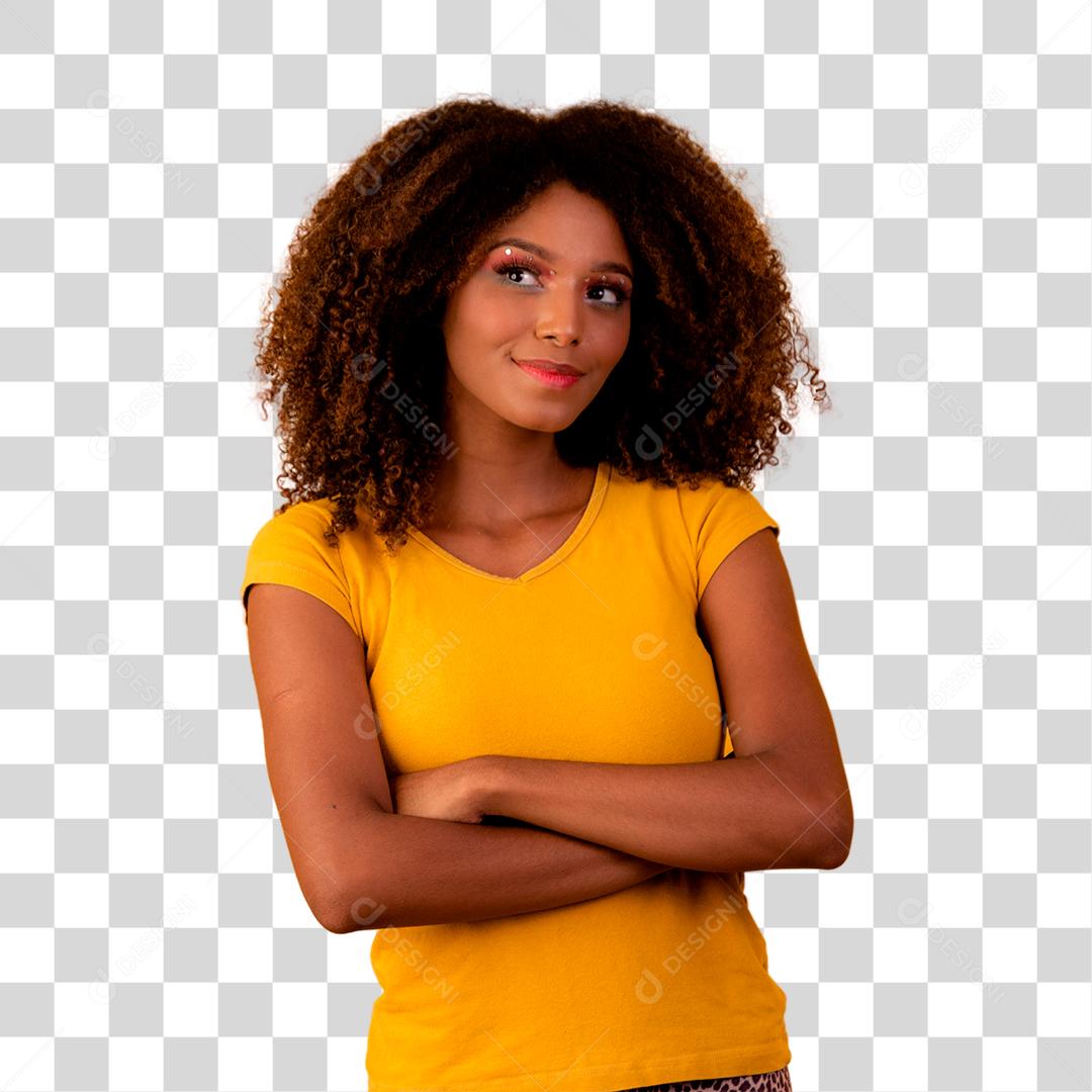 Mulher morena de blusa laranja com os braços cruzados