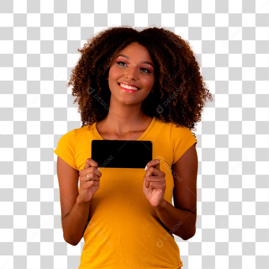 mulher afro com cabelo encaracolado, apontando para o celular