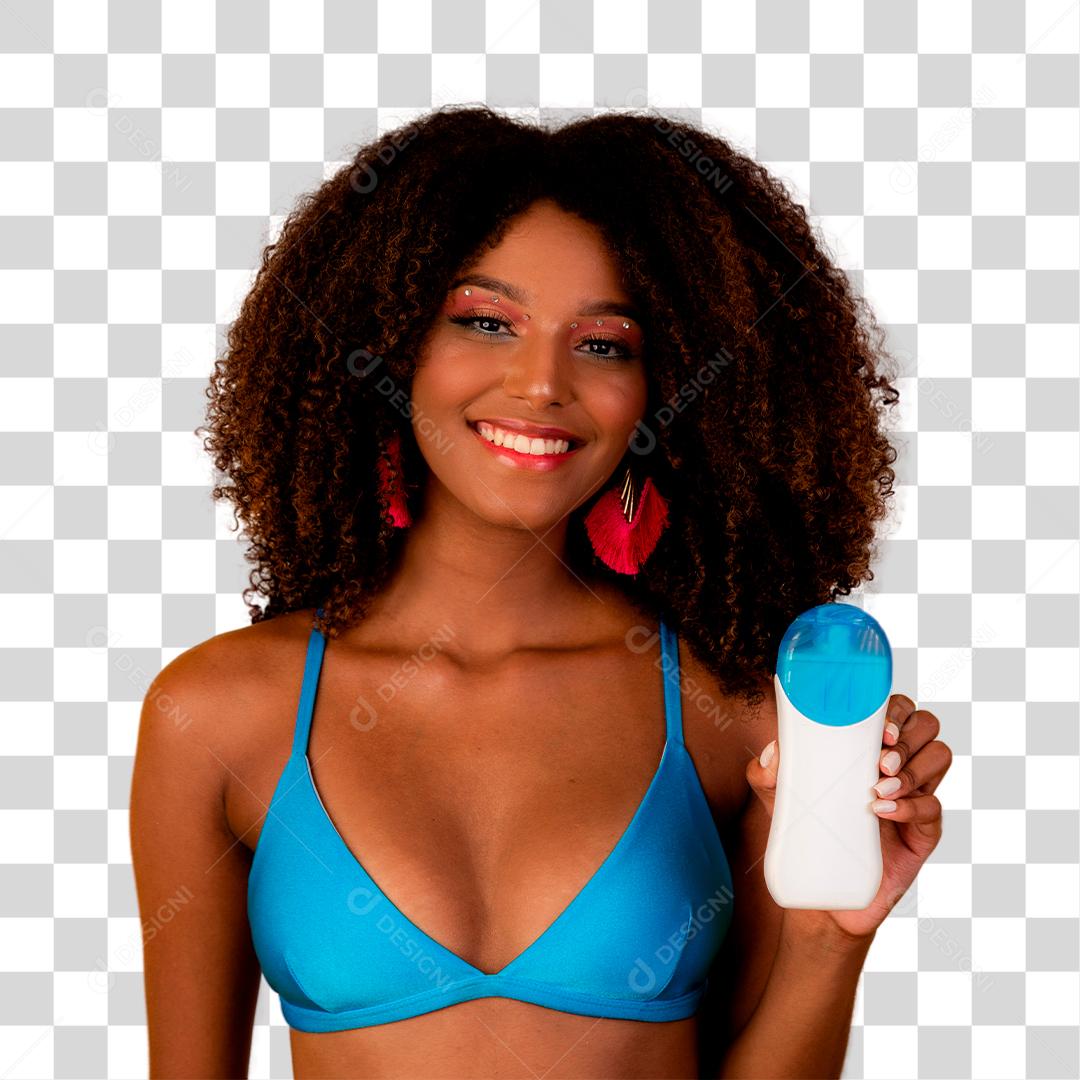 Mulher afro segurando protetor solar em branco