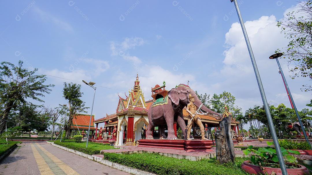 Parque com uma estatua de elefante