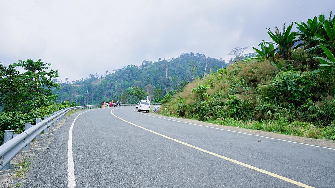 Imagem de uma estrada com vista para uma montanha