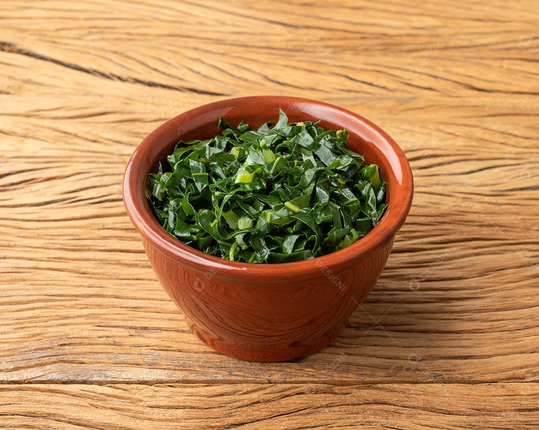 Tiras de couve cozida, típica feijoada brasileira ao lado de um laço