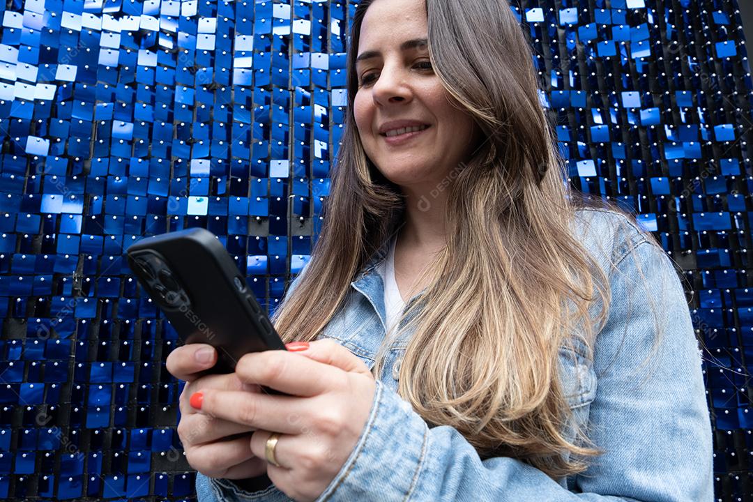 Mulher brasileira mostrando mexendo em seu celular