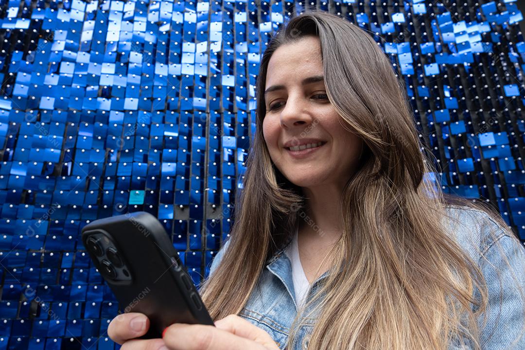 Mulher brasileira mostrando mexendo em seu celular