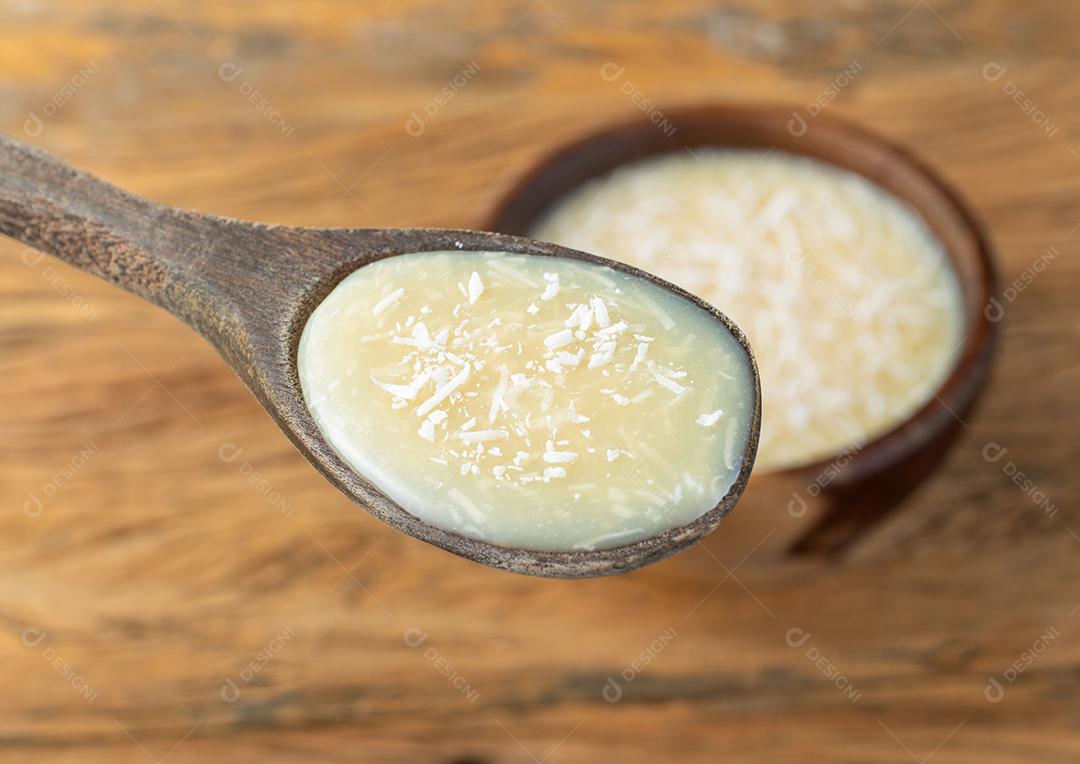 Cocada cremosa, doce de coco tradicional brasileiro com coco ralado.