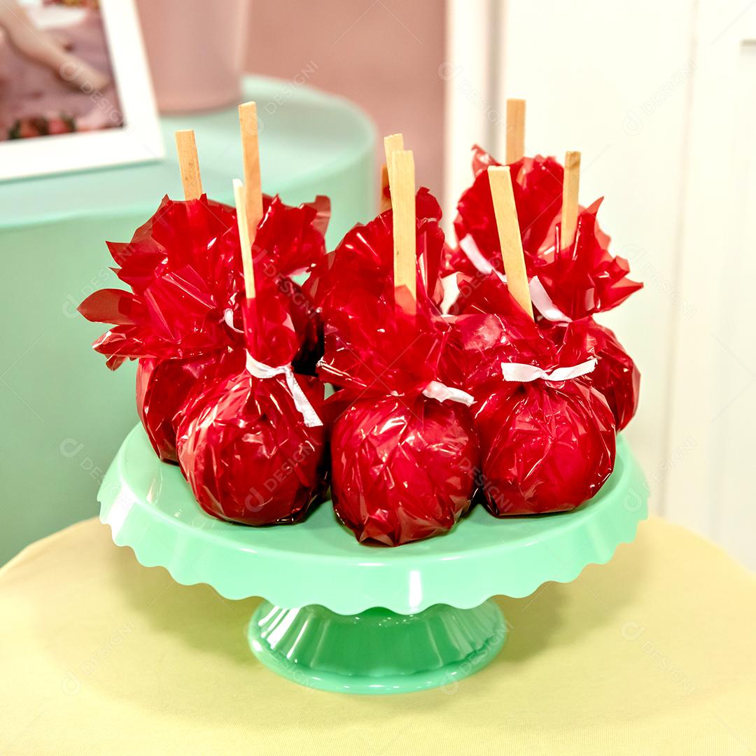 maçã do amor, caramelo vermelho cobrindo a sobremesa de maçã.