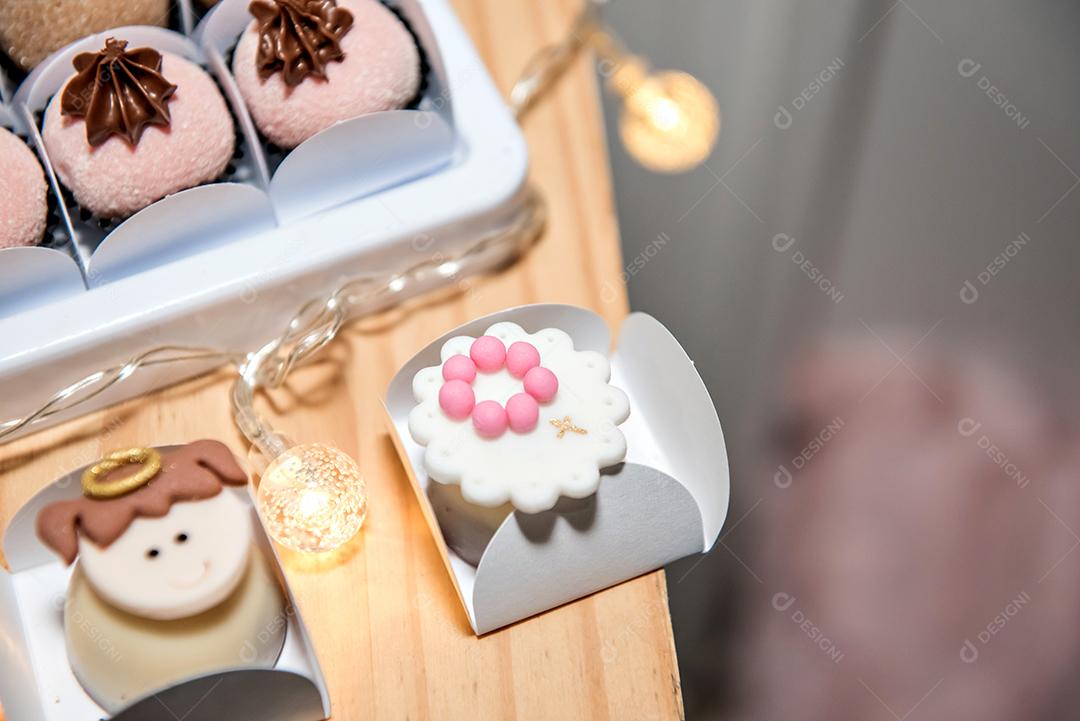 celebração do batismo decorado doces em cima da mesa.