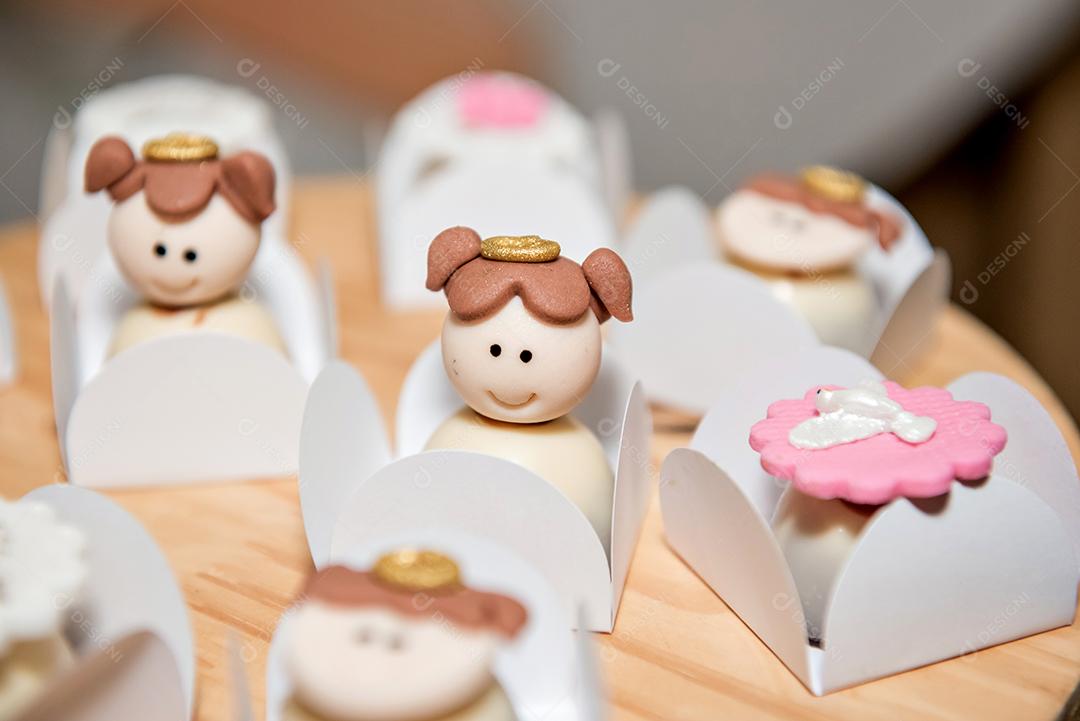 mesa de doces decorada para festa de batismo, decoração de batismo de anjo