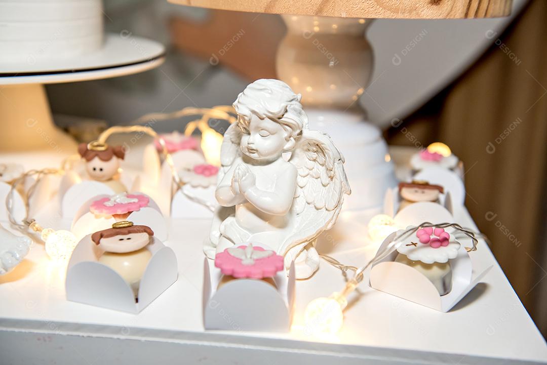 mesa de doces decorada para festa de batismo, decoração de batismo de anjo