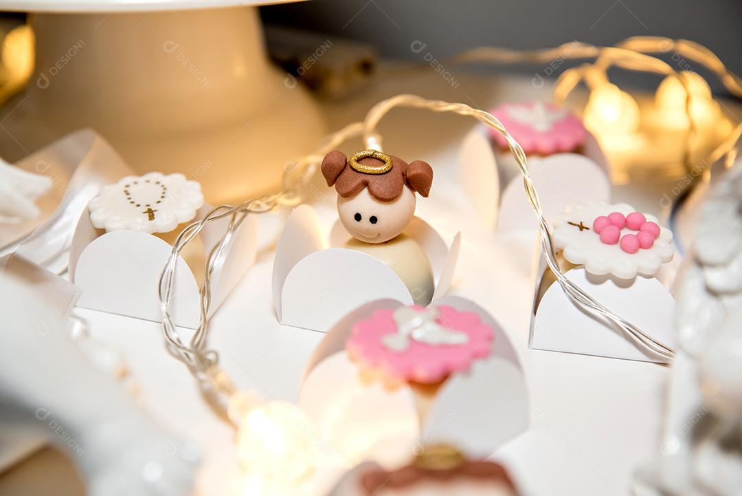 mesa de doces decorada para festa de batismo, decoração de batismo de anjo