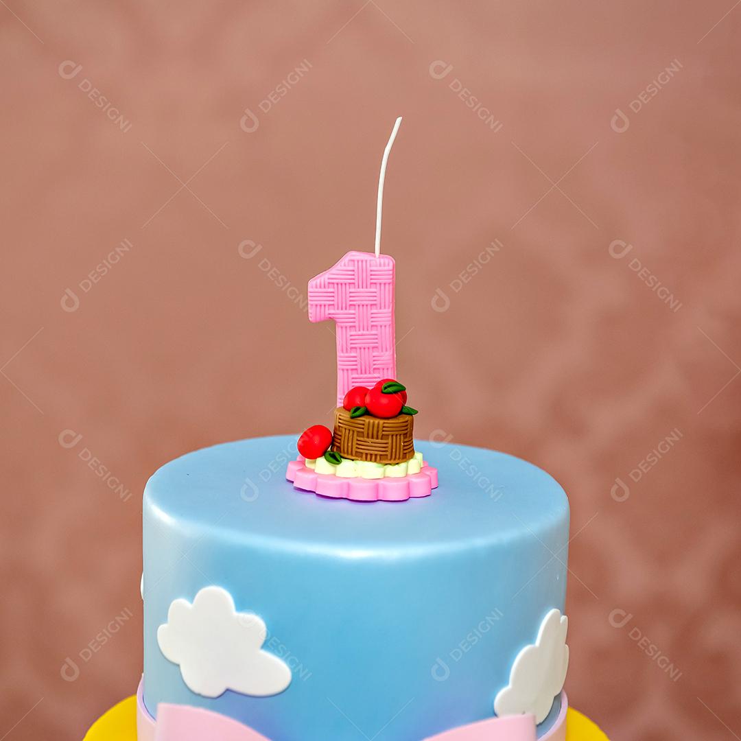 vela no primeiro bolo de aniversário.